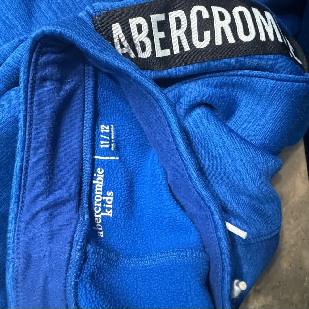 Abercrombie kids boys blue jogger sweatpants 
Like new condition 
Size 11/12 - Picture 6 of 6